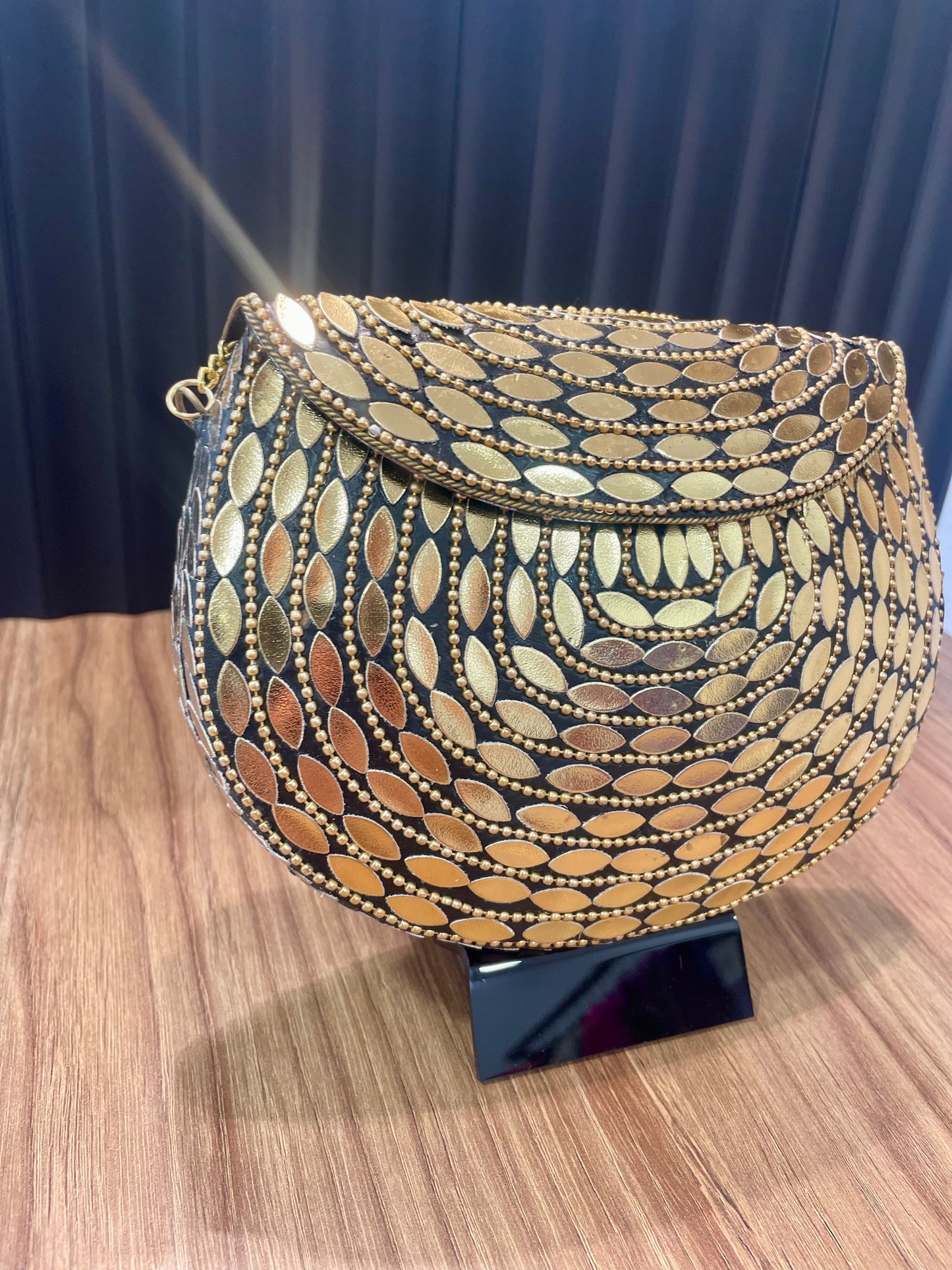 Bolso elegante dorado